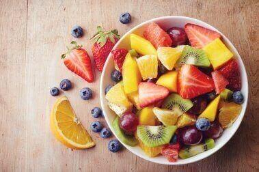 En skål med frukt og bær.