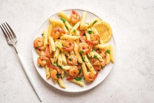 En tallerken med pasta med reker og scampi.