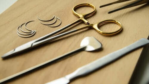 Kirurgisk utstyr for behandling av tungiasis