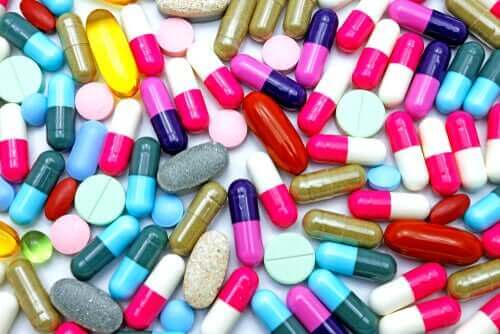 Mange forskjellige piller på en overflate.