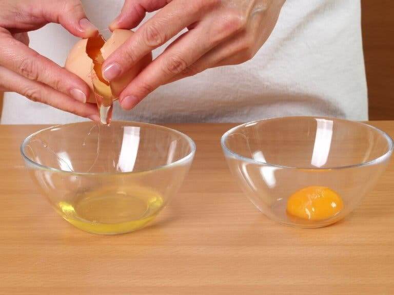 Separer eggeplomme og -hvite