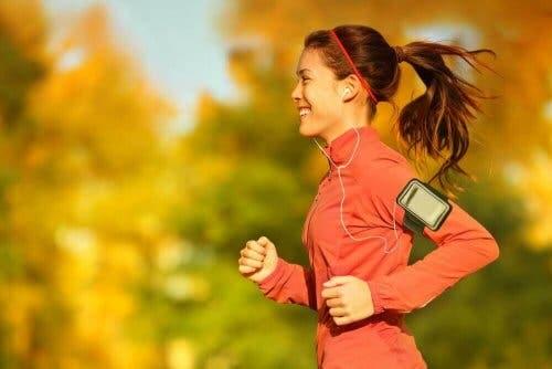 En kvinne som jogger mens hun hører på musikk