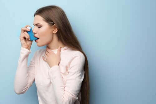 Kvinne med astma.