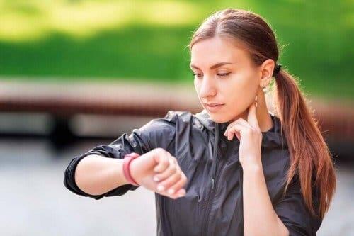 Kvinne med pulsklokke.