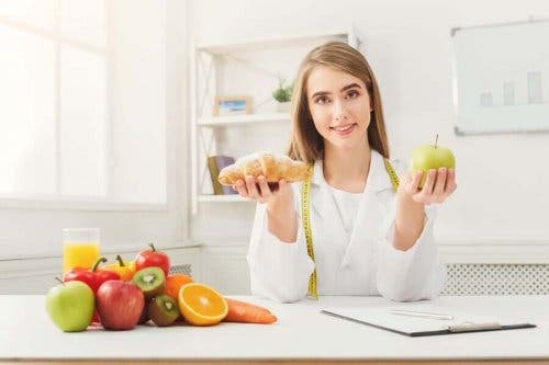 En ernæringsfysiolog velger mellom sunn mat og bakevarer