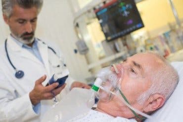 En pasient som får oksygen gjennom en maske.