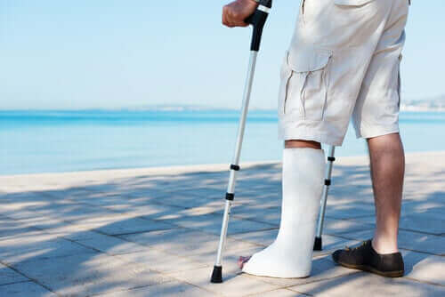 Person med gips på foten