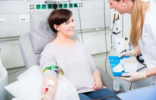 En kvinne som donerer blod