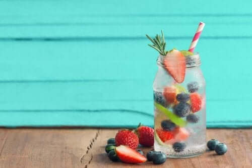 Vann med fruktsmak.