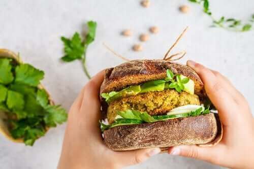 To oppskrifter på veganske burgere du absolutt bør prøve