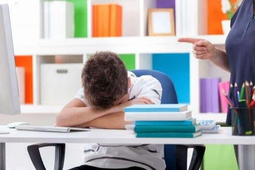 Et barn har sovnet på skolen