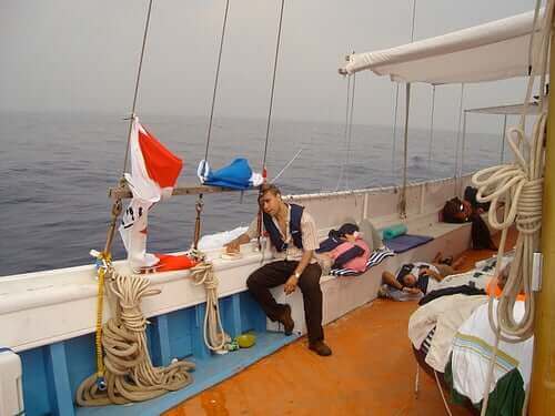 En mann på båt lider av reisesyke