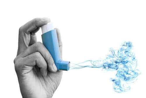 En inhalator som spruter blå bensin.