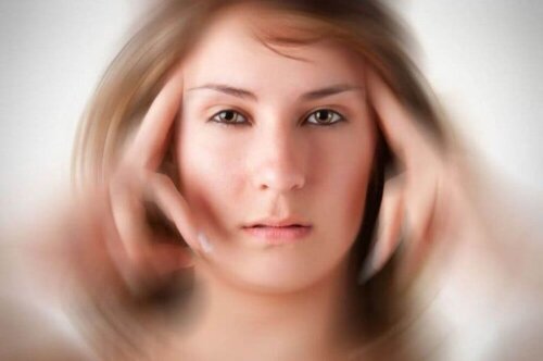 En kvinne med svimmelhet.