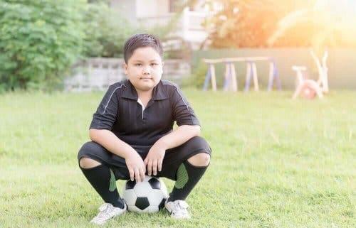 Et barn som spiller fotball.