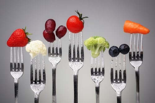 Frukt metter, og dermed forebygger fedme. 