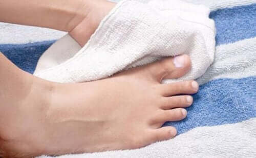 Det er viktig å holde føttene dine tørre for å forebygge inngrodd tånegl. 