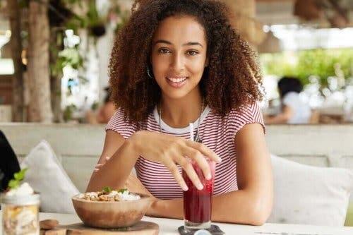 En kvinne som spiser frokost