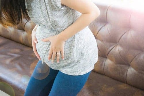 En gravid kvinne med smerter