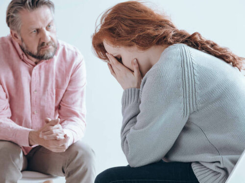 En kvinne gråter hos psykologen