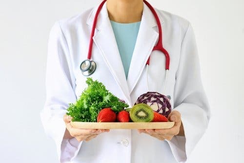 En lege med frukt og grønnsaker