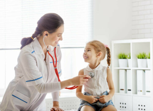 Et barn hos legen