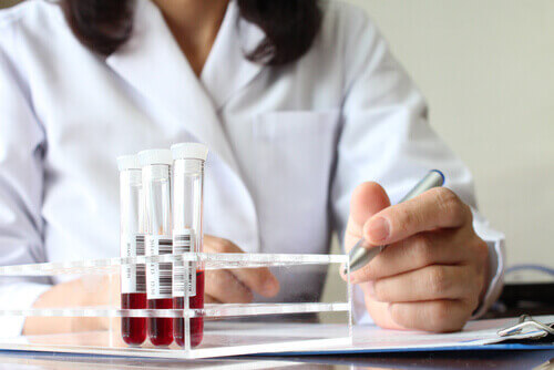 En lege og blodprøver