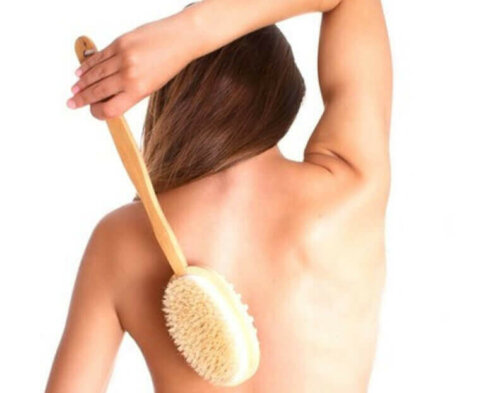 En kvinne praktiserer tørrbørsting for å opprettholde god blodsirkulasjon