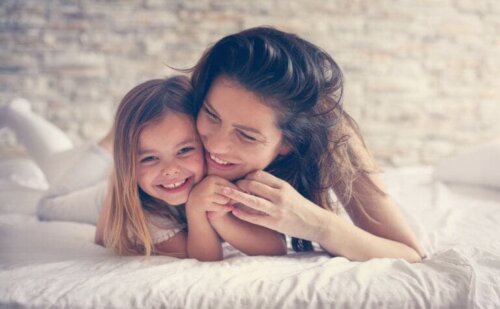 Utviklingen av personligheten: En mor som ligger i sengen sammen med datteren sin