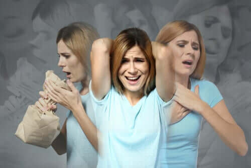 Kvinne som har et panikkanfall.