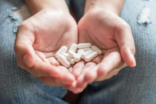 Paracetamol i en persons hender.