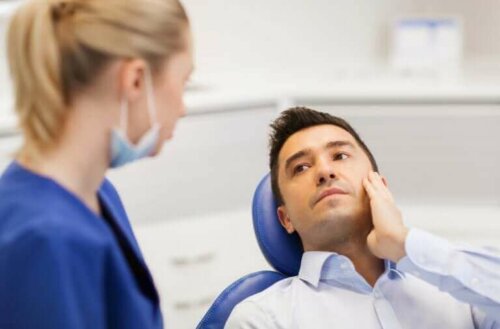 Tannlege som snakker med pasienten sin om smerter i visdomstenner.