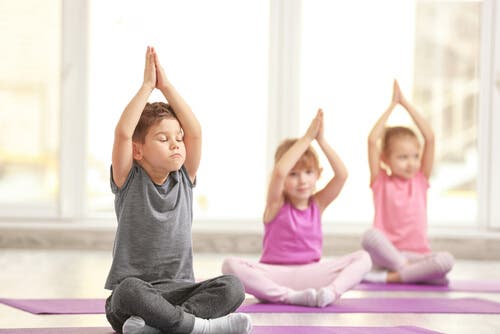 Tre fantastiske fordeler med yoga for barn