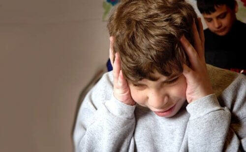 Barn holder for ørene - tegnene på autisme