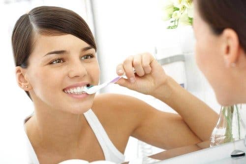 Jente som pusser tennene.