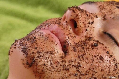 Kaffegrut i ansiktet