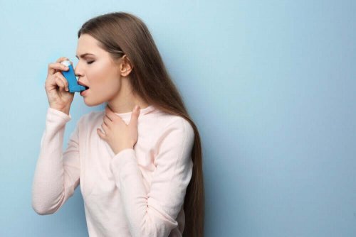 Kvinne med inhalator