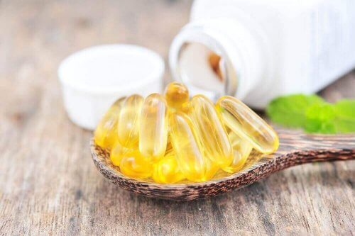 En skje med omega-3-kapsler