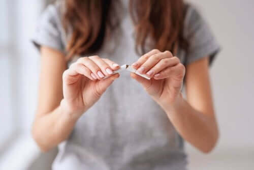 En kvinne knekker en sigarett