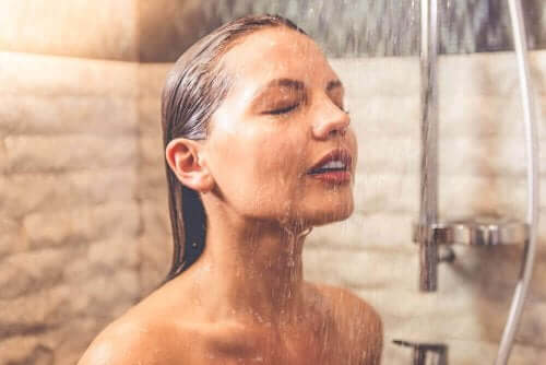 En kvinne dusjer