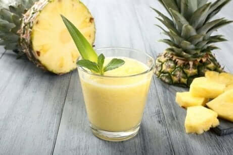 Avokado- og ananassmoothie