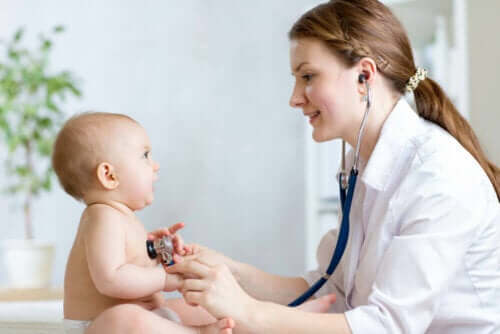 Barnelege som sjekker babyens hjerte med stetoskop.
