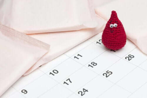 En strikket bloddråpe på en kalender, menstruasjonssyklusen kan bli påvirket av hypotalamisk amenoré.