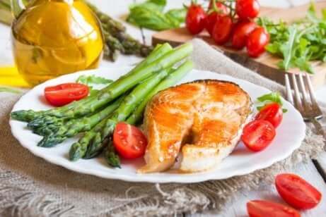 En tallerken med fisk og asparges