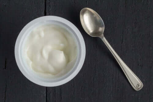 En yoghurt er en god matvare for eldre.
