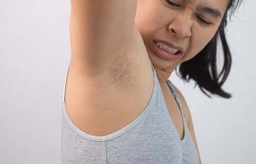 En kvinne med stinkende armhuler