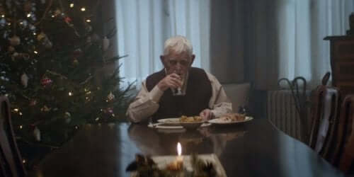 Eldre mann spiser alene