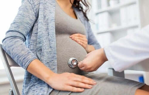 Gravid kvinne hos legen - hva har vitenskapen å si om koffein?