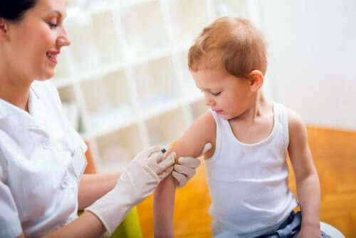 Gutt blir vaksinert