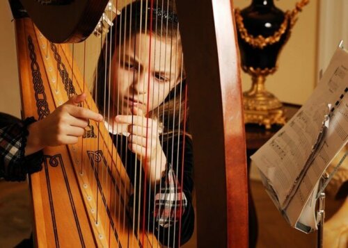 Jente som spiller harpe - musikkterapi